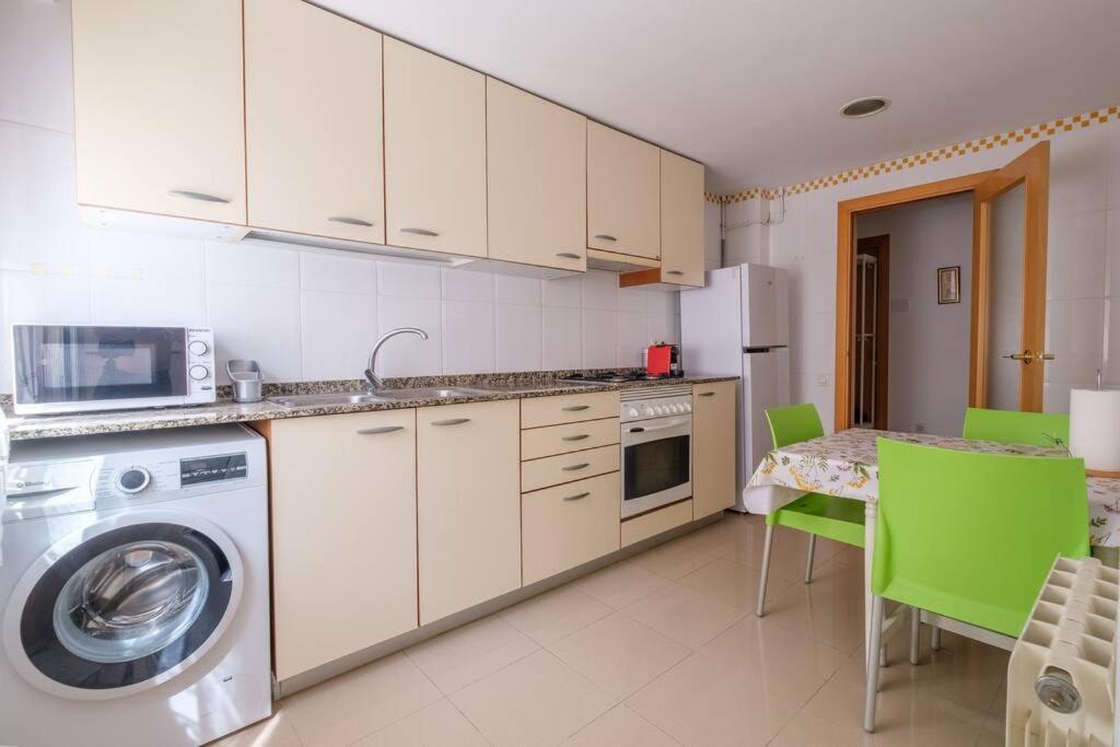 Apartamento En Complejo Residencial, Con Piscina. ซาลอว์ ภายนอก รูปภาพ