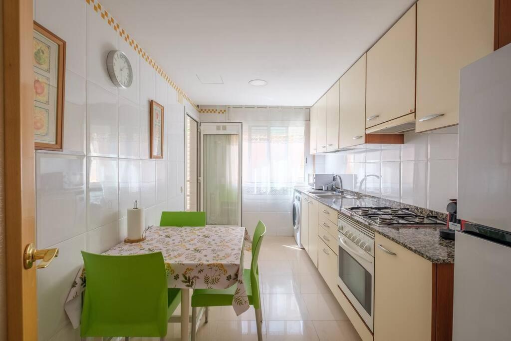 Apartamento En Complejo Residencial, Con Piscina. ซาลอว์ ภายนอก รูปภาพ